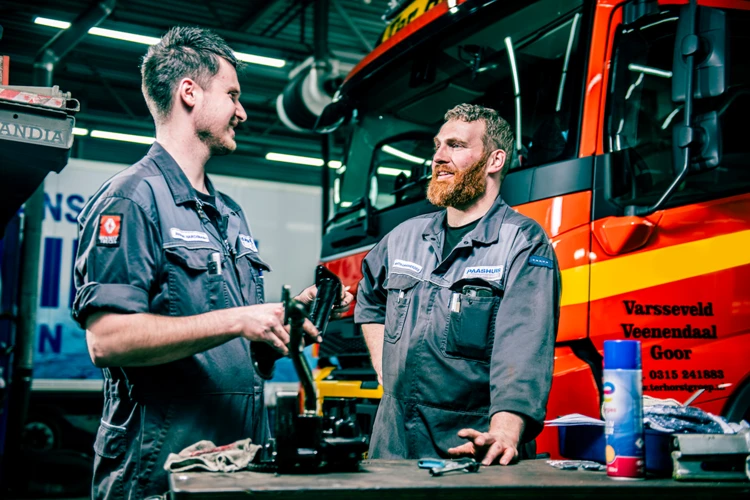 Paashuis technisch specialist Martin overleg