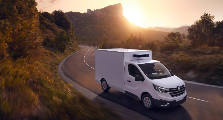 Paashuis-Renault-Trucks-Trafic-road