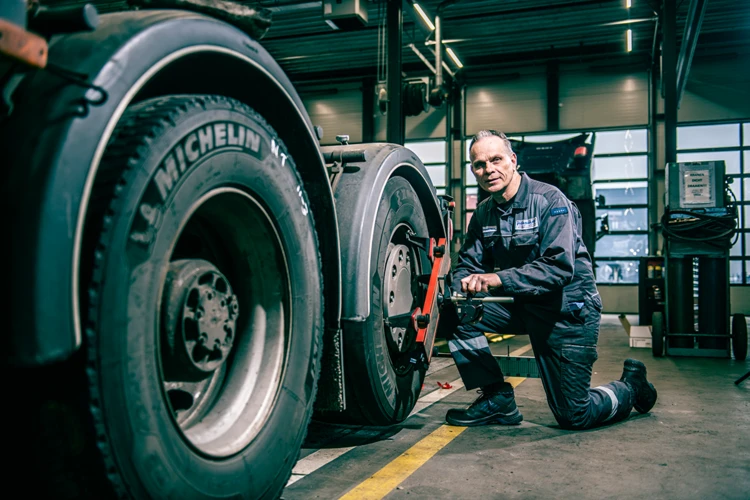 Paashuis-truckmonteur05