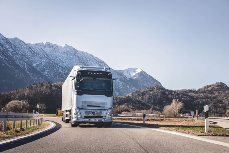 Volvo FH Aero I-Save onderweg